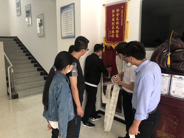 泓源新能源公司、出租車(chē)公司聯(lián)合開(kāi)展消防安全演練(圖2)