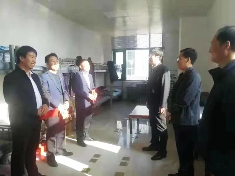 工業(yè)園區(qū)管委會(huì)、泓源公司慰問(wèn)園區(qū)機(jī)關(guān)保安門(mén)衛(wèi)等一線人員(圖2)