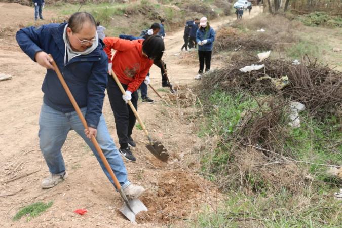 泓源公司開展義務植樹活動(圖4) 泓源公司開展義務植樹活動(圖4)