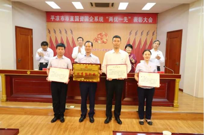 泓源公司9名員工榮獲市政府國資委表彰(圖2) 泓源公司9名員工榮獲市政府國資委表彰(圖2)