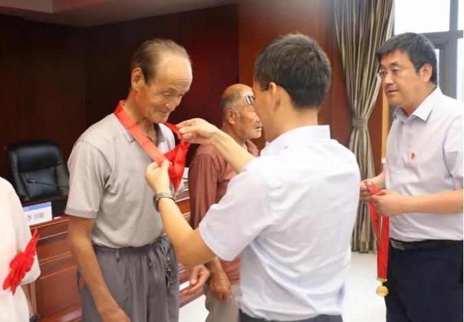 泓源公司召開“兩優(yōu)一先”表彰大會(圖2) 泓源公司召開“兩優(yōu)一先”表彰大會(圖2)