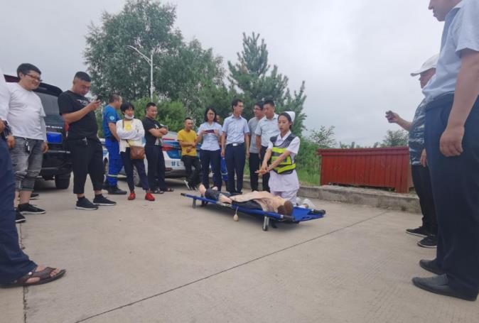 泓源新能源出租汽車公司開展應(yīng)急救援演練活動(圖4) 泓源新能源出租汽車公司開展應(yīng)急救援演練活動(圖4)