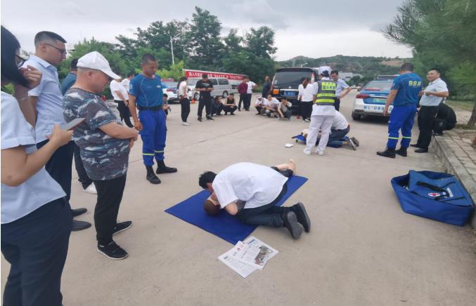 泓源新能源出租汽車公司開展應(yīng)急救援演練活動(圖5) 泓源新能源出租汽車公司開展應(yīng)急救援演練活動(圖5)