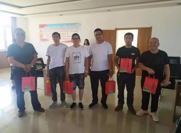 泓源出租車公司召開7月份安全例會并開展“炎炎夏日送清涼”活動(圖3) 泓源出租車公司召開7月份安全例會并開展“炎炎夏日送清涼”活動(圖3)