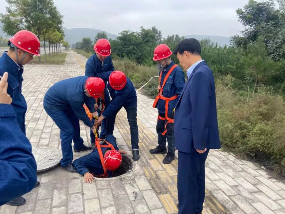 防患未然 未雨綢繆--泓源能源供應(yīng)公司開(kāi)展2021年供熱突發(fā)事件綜合應(yīng)急演練(圖5) 防患未然 未雨綢繆--泓源能源供應(yīng)公司開(kāi)展2021年供熱突發(fā)事件綜合應(yīng)急演練(圖5)