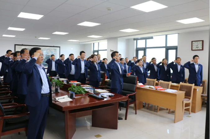 重溫誓詞憶初心 砥礪前行擔(dān)使命——泓源公司舉辦黨員集體“政治生日”活動(dòng)(圖3) 重溫誓詞憶初心 砥礪前行擔(dān)使命——泓源公司舉辦黨員集體“政治生日”活動(dòng)(圖3)
