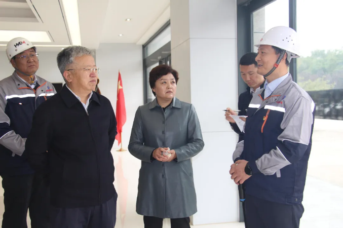 市委書(shū)記周偉調(diào)研泓盛達(dá)公司工作(圖2) 市委書(shū)記周偉調(diào)研泓盛達(dá)公司工作(圖2)