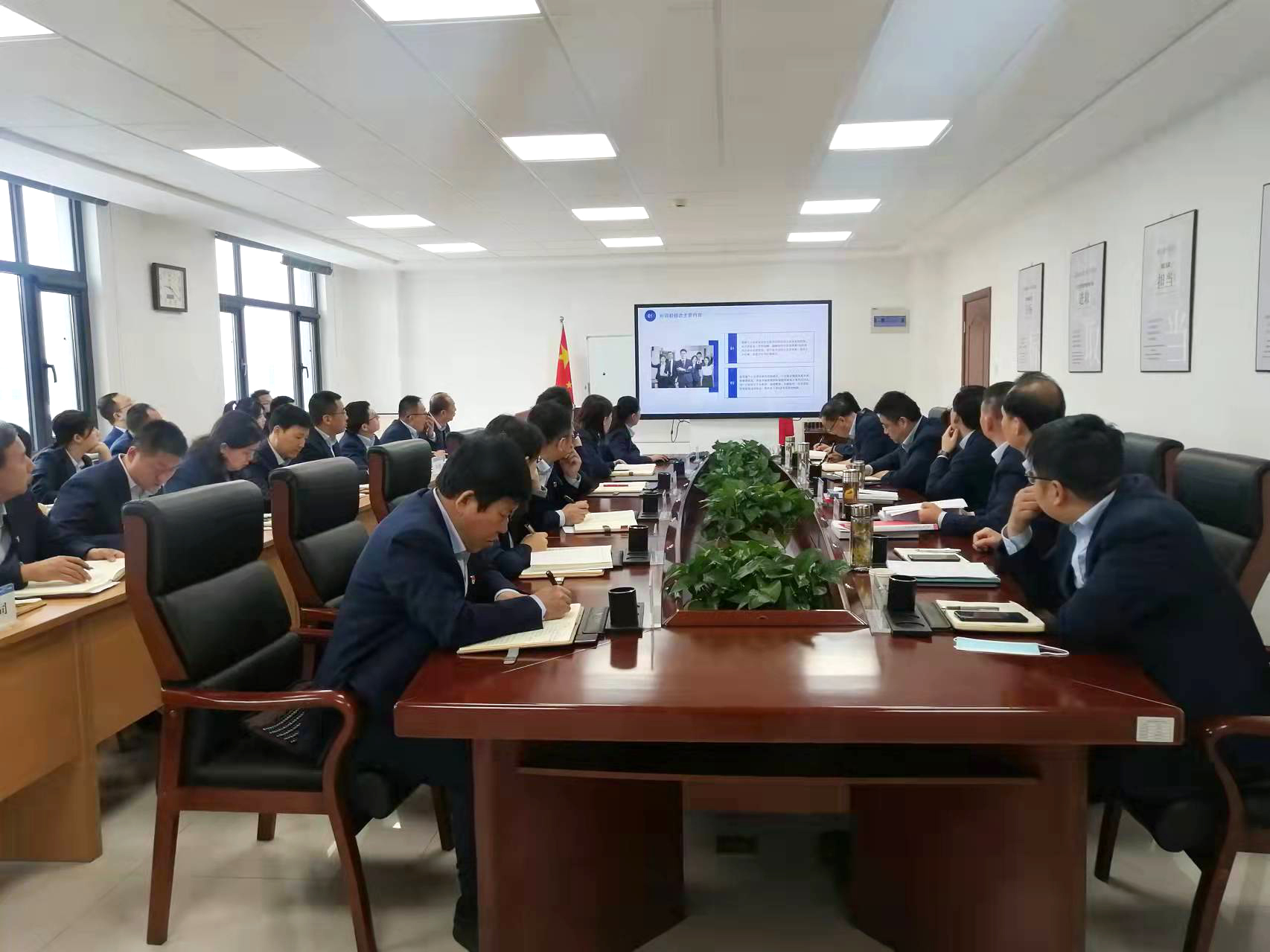 市產投集團召開黨委理論學習中心組集體學習會議(圖2) 市產投集團召開黨委理論學習中心組集體學習會議(圖2)